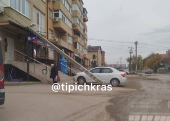 В Краснодаре сбитый фурой столб неделю угрожает пешеходам