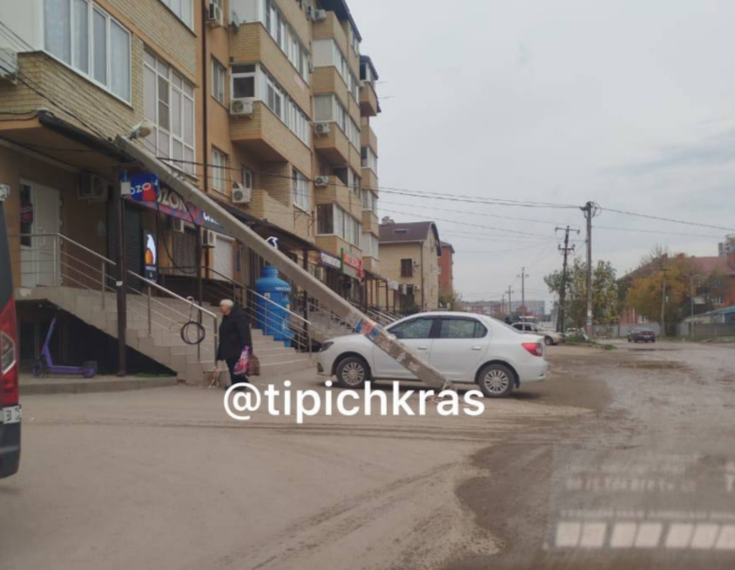 В Краснодаре сбитый фурой столб неделю угрожает пешеходам