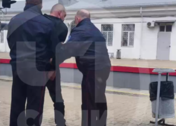 Буйного пассажира сняли с «Ласточки» на станции в Сочи