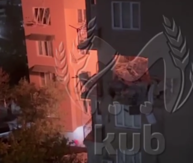 В Сочи после взрыва газа в многоэтажке спасатели ищут ребенка под завалами