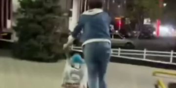 В Новороссийске сняли на видео нетрезвую женщину с детской коляской на улице