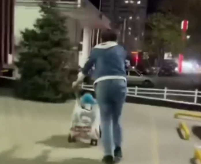 В Новороссийске сняли на видео нетрезвую женщину с детской коляской на улице