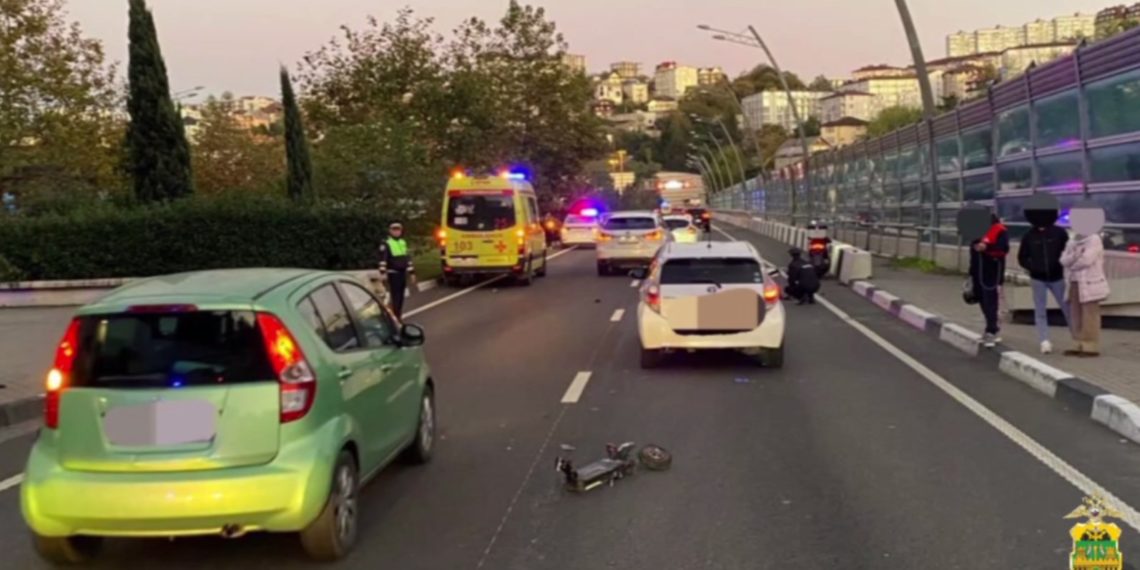 В Сочи восьмилетний школьник на самокате погиб под колесами двух автомобилей