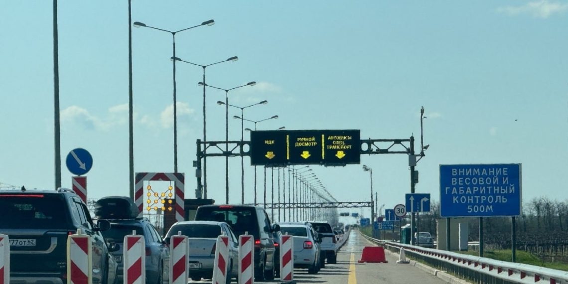 В очереди перед Крымским мостом на въезде на Кубань стоят 405 автомобилей