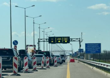 В очереди перед Крымским мостом на въезде на Кубань стоят 405 автомобилей