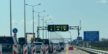 В очереди перед Крымским мостом на въезде на Кубань стоят 405 автомобилей