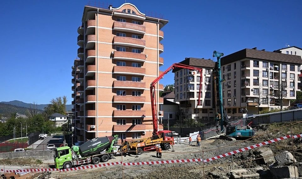 В Сочи началось строительство нового дома на 100 квартир для переселенцев