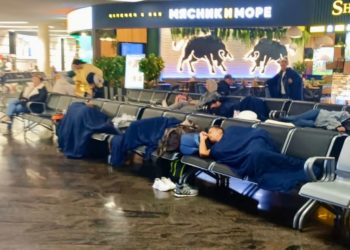 В аэропорту Сочи при задержке 24 рейсов пассажирам предоставляют коврики