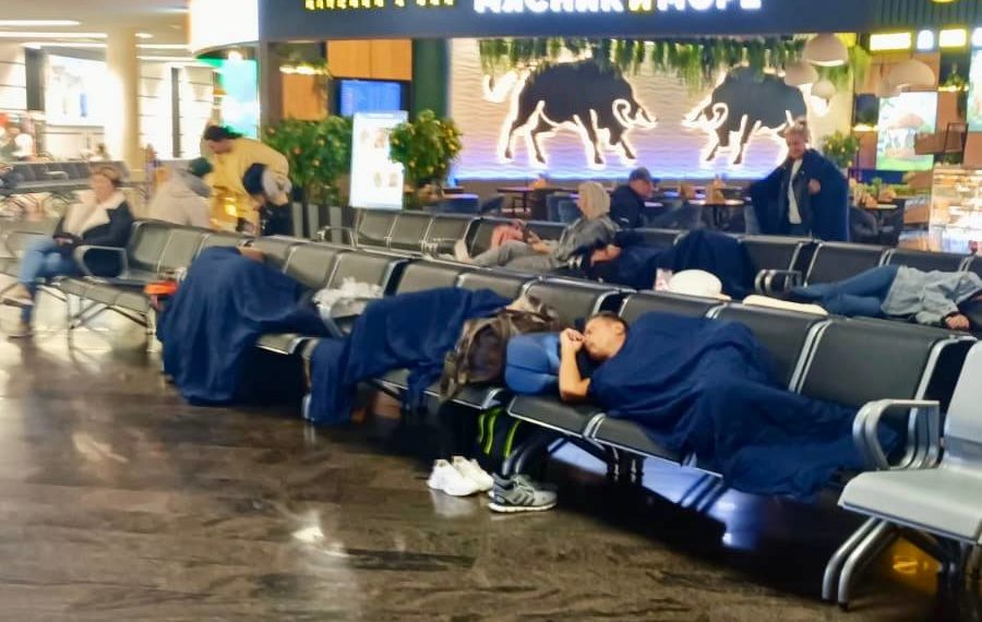 В аэропорту Сочи при задержке 24 рейсов пассажирам предоставляют коврики