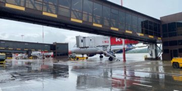 Ночью один самолет, выполнявший рейс в Сочи, ушел на запасной аэродром