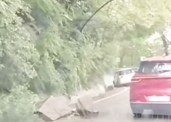 Из-за камнепада в Сочи пострадал автомобиль