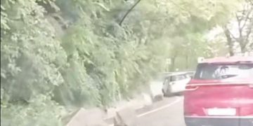 Из-за камнепада в Сочи пострадал автомобиль