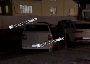 В Новороссийске неизвестные пытались силой запихнуть в машину человека