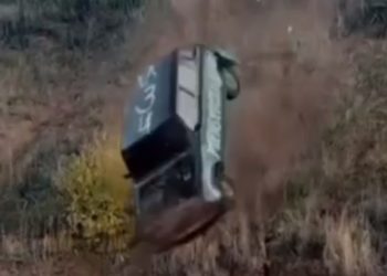 В Ейске молодые люди сбросили с обрыва машину