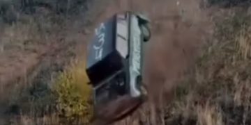 В Ейске молодые люди сбросили с обрыва машину