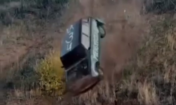 В Ейске молодые люди сбросили с обрыва машину