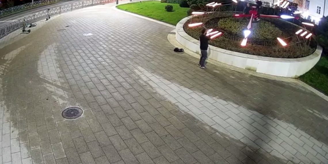 В Краснодаре трое мужчин повредили Цветочные часы