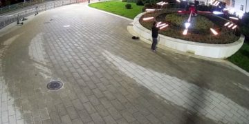 В Краснодаре трое мужчин повредили Цветочные часы