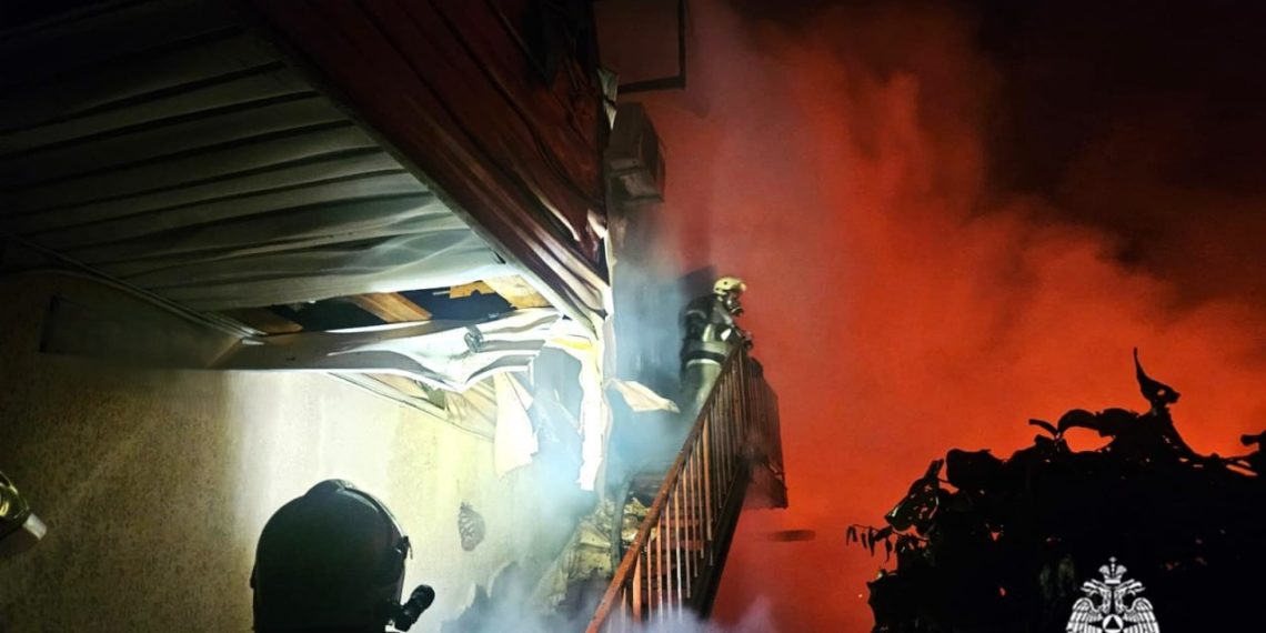 Семья воспитателя из Сочи осталась без крова после масштабного пожара в Дагомысе