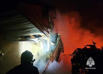 Семья воспитателя из Сочи осталась без крова после масштабного пожара в Дагомысе