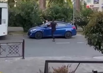 В Сочи мужчина пинал авто с девушкой внутри
