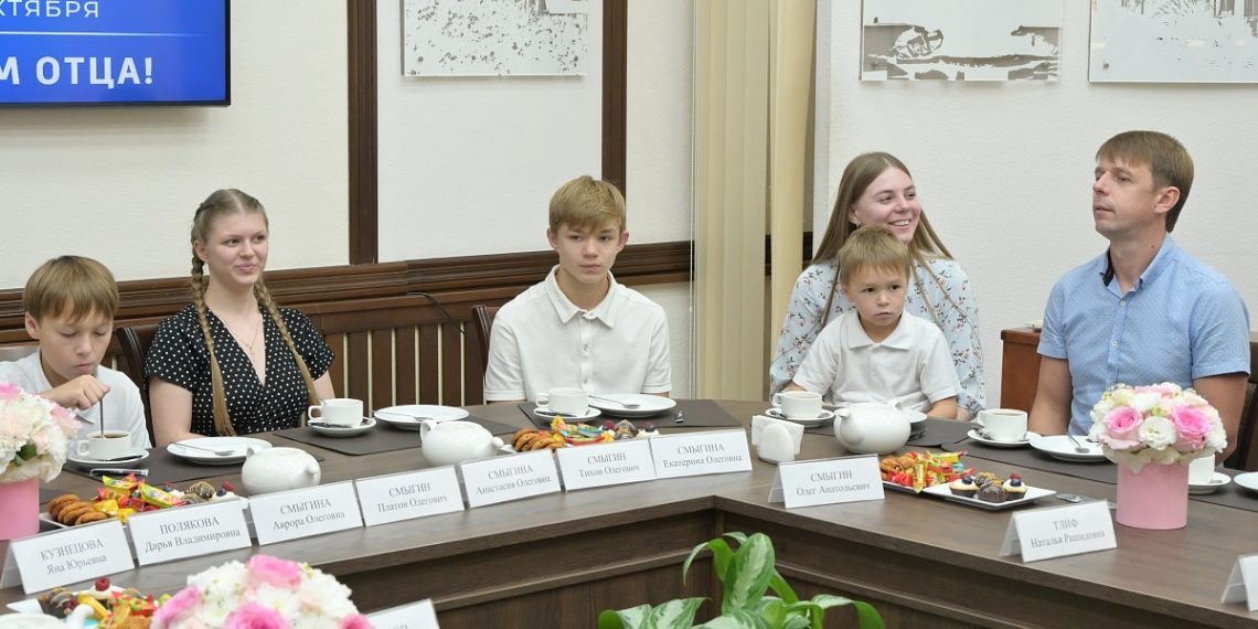 Пятерых сочинских отцов наградили знаком «Отцовская доблесть»