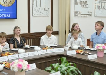 Пятерых сочинских отцов наградили знаком «Отцовская доблесть»