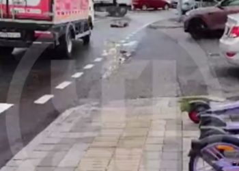 В Сочи мужчина разгуливал по дороге в одних трусах и лег на асфальт