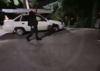В Сочи мужчина напал на детей из-за самоката