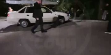 В Сочи мужчина напал на детей из-за самоката