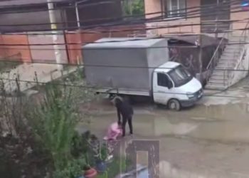 В Краснодаре мужчина пинал женщину и таскал ее за волосы