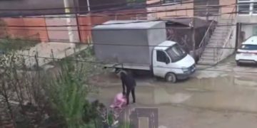 В Краснодаре мужчина пинал женщину и таскал ее за волосы