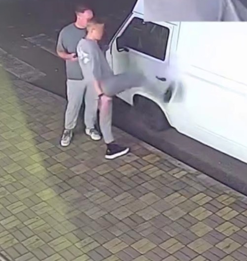 Биба и Боба разгромили припаркованный автомобиль в Краснодаре