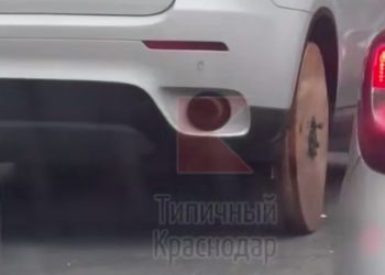 В Краснодаре заметили BMW с деревянным колесом