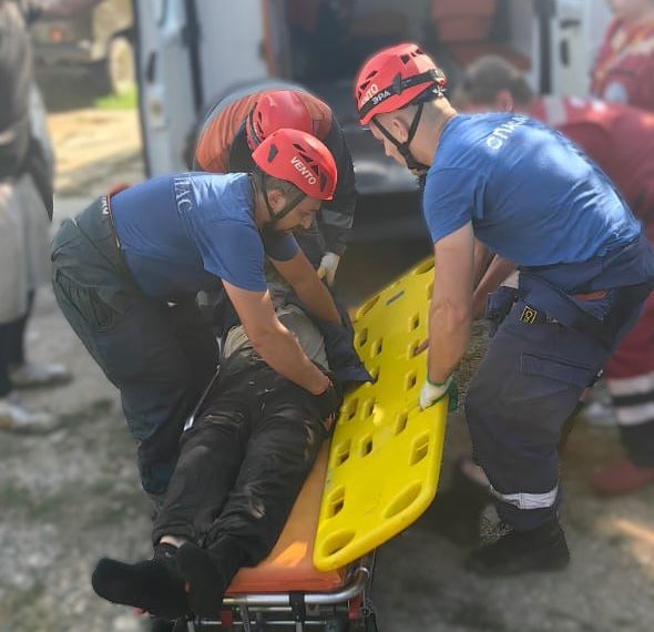 Спасатели Адлера эвакуировали из леса нуждавшегося в медпомощи пенсионера