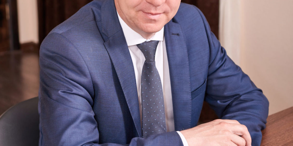 Появились кадры, как на главу Крымского района Сергея Леся надели наручники