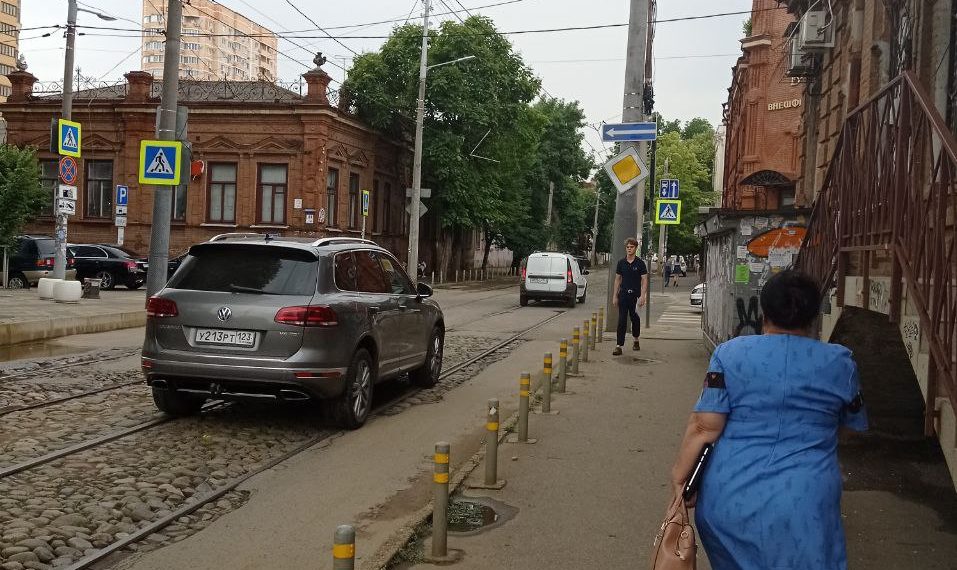 Пешком быстрее: в Краснодаре жители Гидростроя в отчаянии от вечных пробок