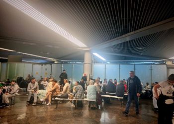 Пять рейсов из Сочи перенаправлены на запасные аэродромы из-за ограничений