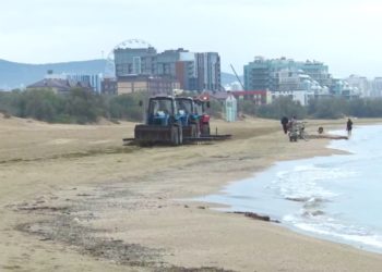 Из-за непогоды в Анапе приостановили механизированную очистку пляжей