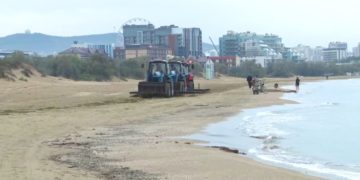 Из-за непогоды в Анапе приостановили механизированную очистку пляжей