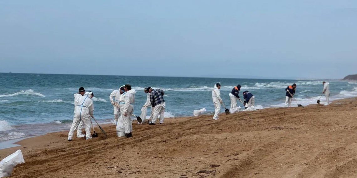 В Анапе ликвидируют небольшие выбросы мазута