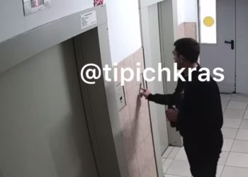 В Краснодаре мужчина зашел в чужую квартиру и начал снимать штаны