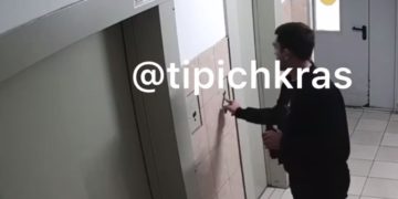 В Краснодаре мужчина зашел в чужую квартиру и начал снимать штаны