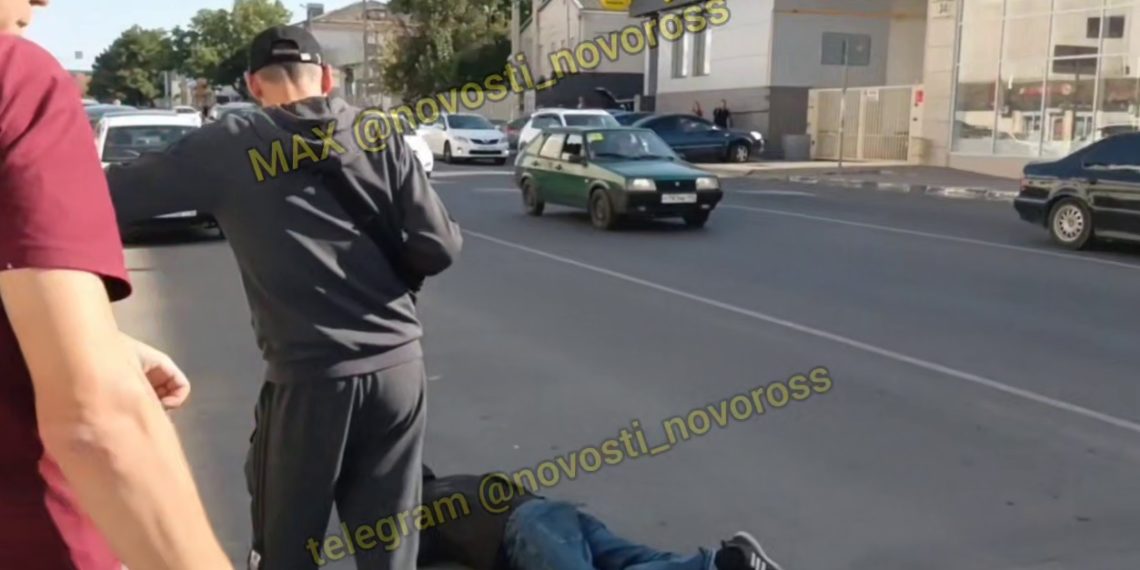 В Новороссийске мужчина лежал прямо на дороге и попал на видео
