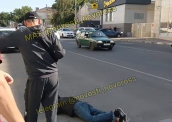 В Новороссийске мужчина лежал прямо на дороге и попал на видео