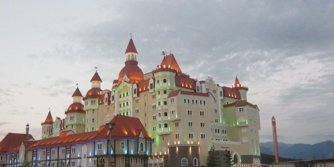 Туристка покинула Сочи с собакой из-за ограничений на пляжах и агрессии местных