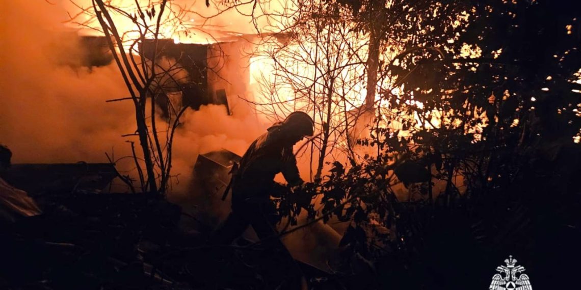 В поселке Дагомыс в Сочи вечером 19 октября произошел крупный пожар