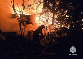 В поселке Дагомыс в Сочи вечером 19 октября произошел крупный пожар