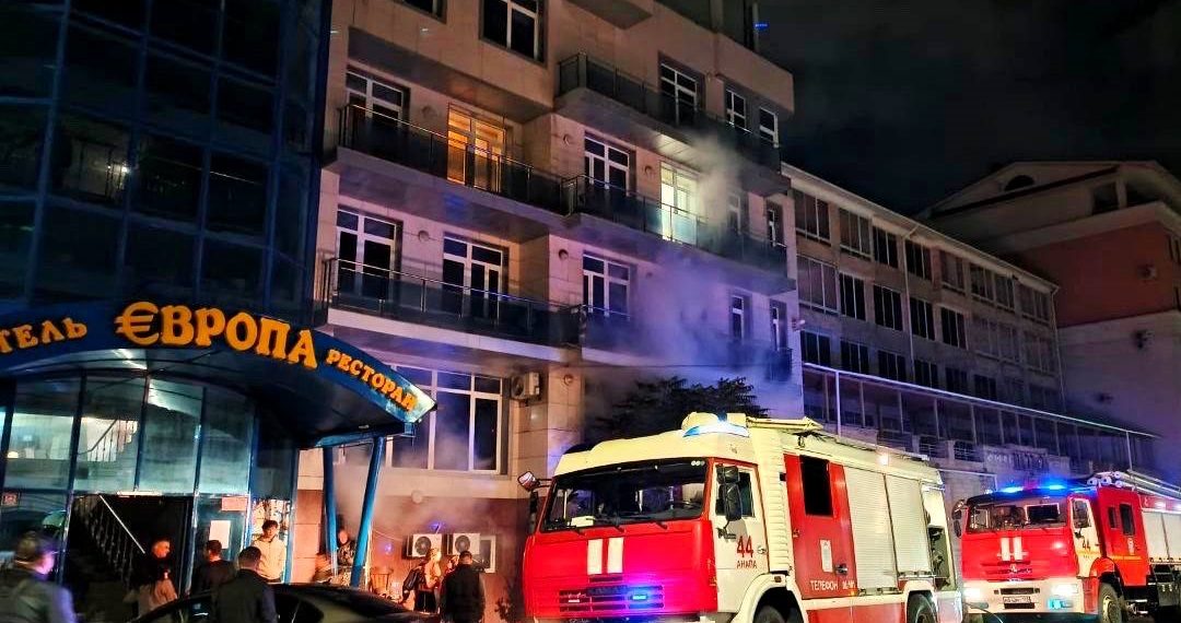 Сотрудники МЧС эвакуировали 15 человек из горящей пятиэтажки в Анапе