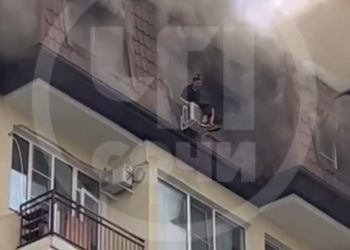 В Сочи женщина сидела на кондиционере, спасаясь от пожара